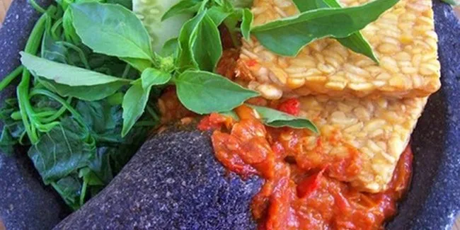 Resep Tempe Penyet Sambal Terasi Enak dan Pedas - Vemale.com