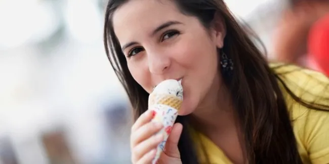 Ilustrasi makan es krim