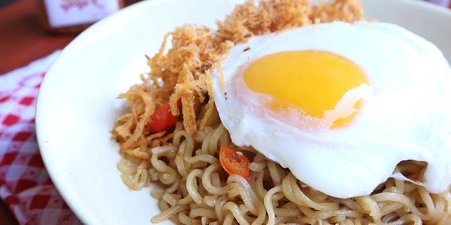 Resep Mie Goreng Pedas dengan Telur Mata Sapi Enaknya Maknyus