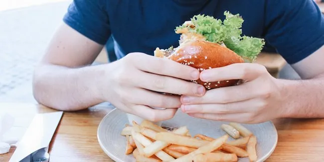 Pria Cenderung Makan Yang Banyak Saat Disekitar Wanita