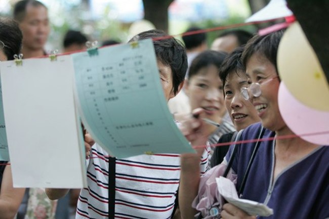 Para orang tua membawa biodata anaknya saat melihat iklan mencari jodoh | foto: copyright chinadaily.com.cn