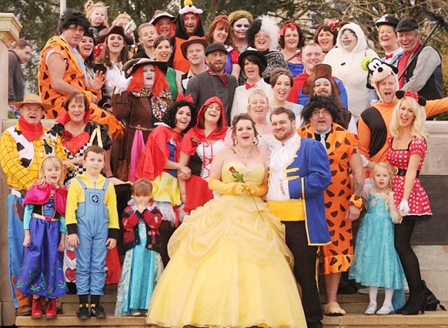 Seluruh undangan dan mempelai tampak menggunakan kostum Disney | foto: copyright mirror.co.uk