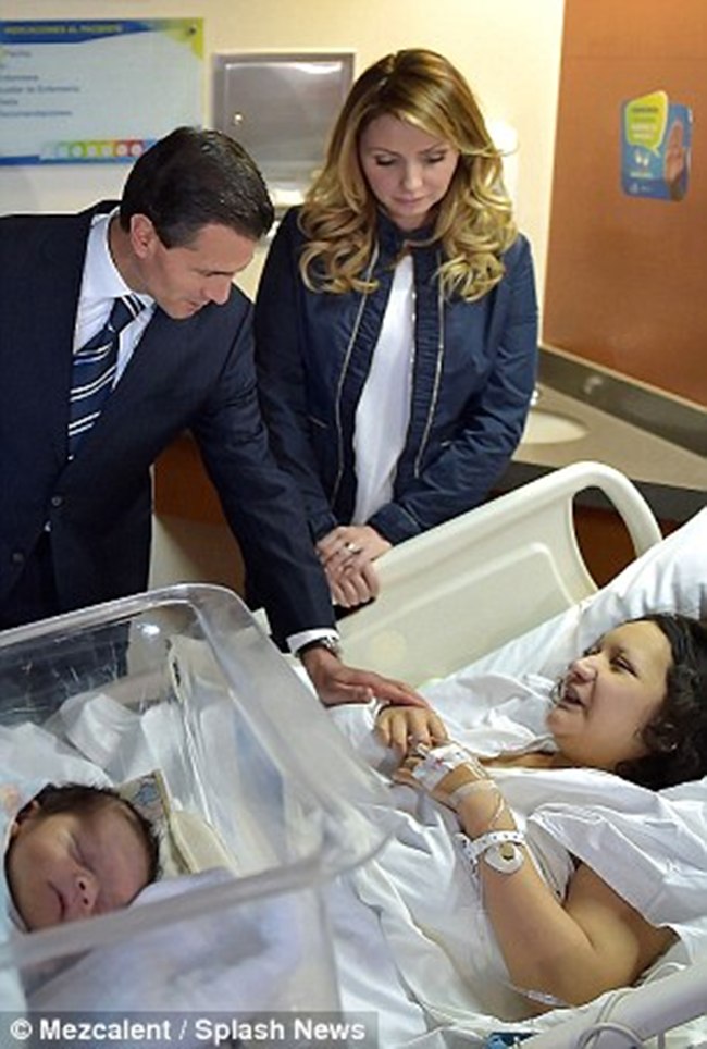 Presiden Meksiko, Enrique Pena Nieto dan istrinya Angelica Rivera mengunjungi para korban di rumah sakit | foto: copyright dailymail.co.uk