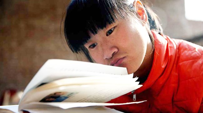 Guo, dengan tekun belajar membaca | foto: copyright chinadaily.com.cn