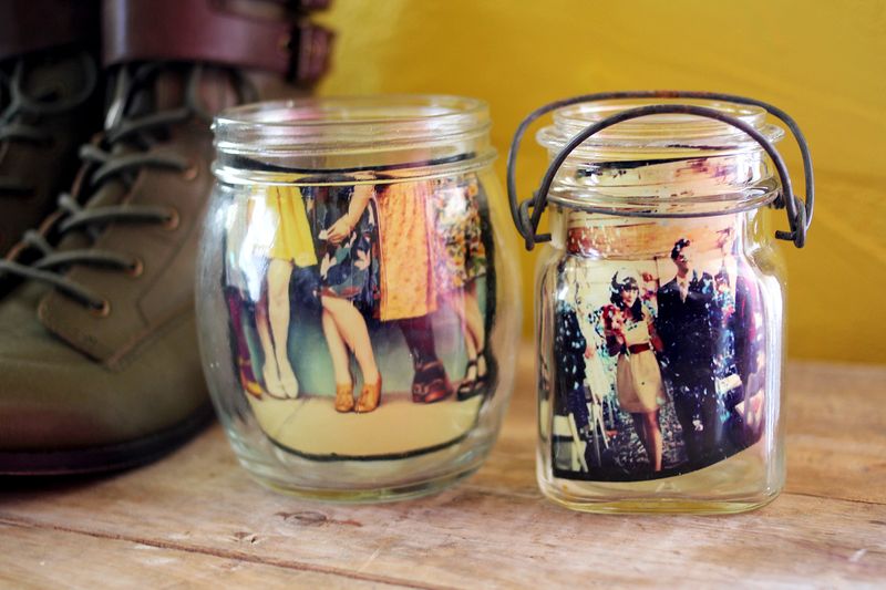 Tren vintage dengan jar bisa Anda terapkan untuk memajang foto (c) abeautifulmess.com