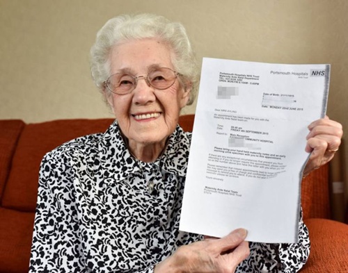 Nenek Doris menunjukkan surat dari rumah sakit yang mengatakan bahwa ia sedang hamil | Photo: Copyright metro.co.uk