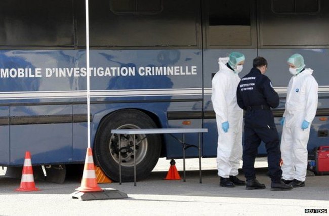 Tim forensik memeriksa para korban meninggal kecelakaan pesawat Germanwings | foto: copyright bbc.com