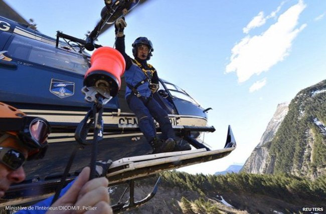 Para tim penyelamat diturunkan dari helikopter untuk mencari para korban | foto: copyright bbc.com