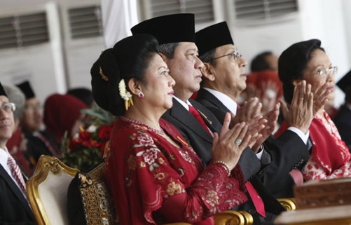 Kebaya Merah Cantik Ibu Ani Yudhoyono Saat Upacara 