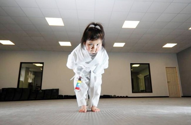 Sophie, bocah 3 tahun yang bersemangat berlatih karate | foto: copyright metro.co.uk
