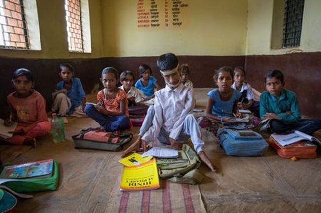 Setelah operasi, Ahirwar mulai beraktivitas seperti anak normal lainnya dan juga sekolah | Photo: Copyright dailymail.co.uk