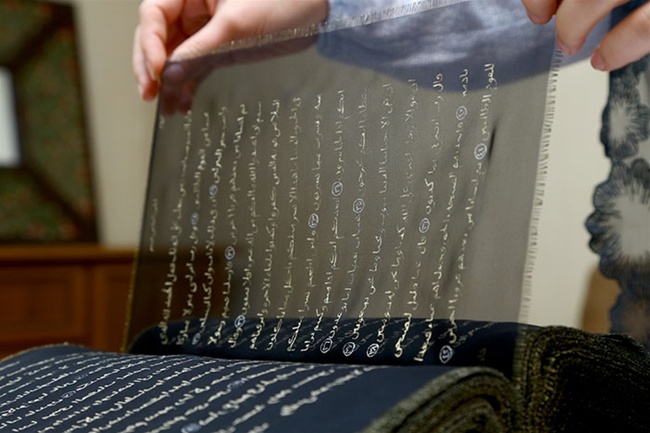 Al Quran yang ditulis di kain sutera dengan tinta emas dan perak | Photo: Copyright boredpanda.com