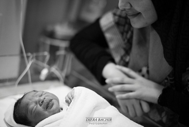 Momen lahirnya Baby Mecca disambut oleh sanak keluarga, mulai dari Zaskia Sungkar hingga sang kakek, Mark Sungkar./copyright @dierabachir