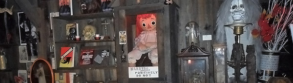 Boneka Annabelle di antara barang kutukan lain | Foto: copyright travelcreepster.com