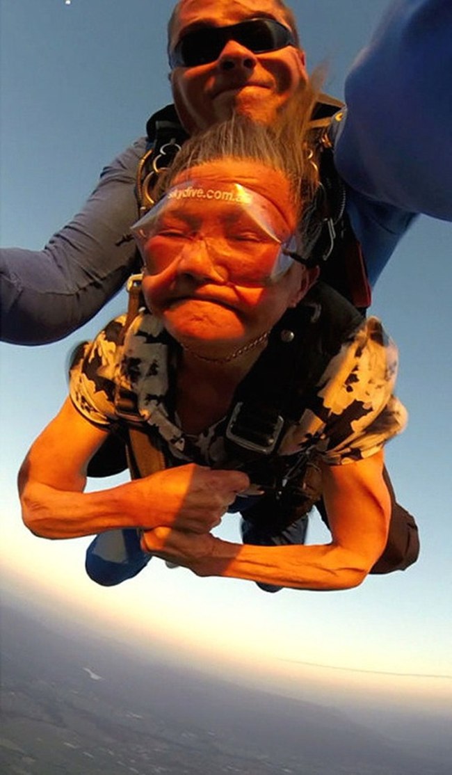 Ekspresi Min Deyu saat melakukan skydiving | foto: copyright mashable.com