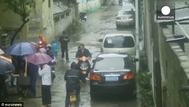 Seorang pejalan kaki mendengar suara wanita tersebut dan akhirnya ia terselamatkan. | Photo copyright Dailymail.co.uk