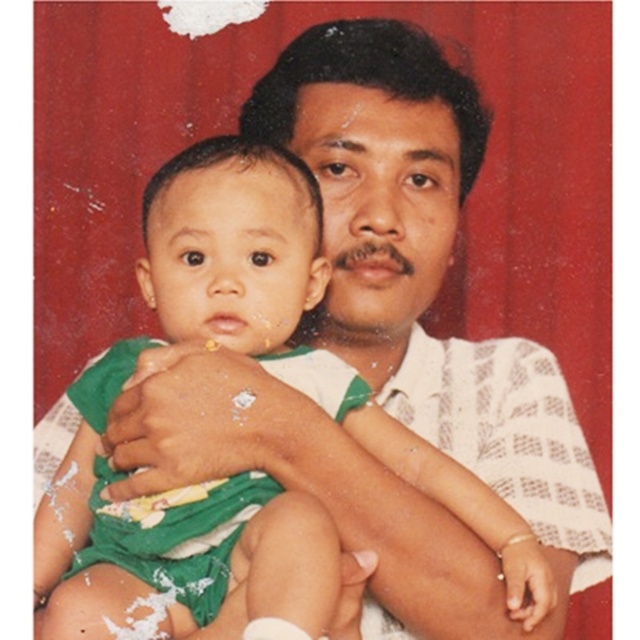 Dini dan sang ayah ketika ia berusia 8 bulan | Photo: Copyright Doc Dini Ratnadewi 
