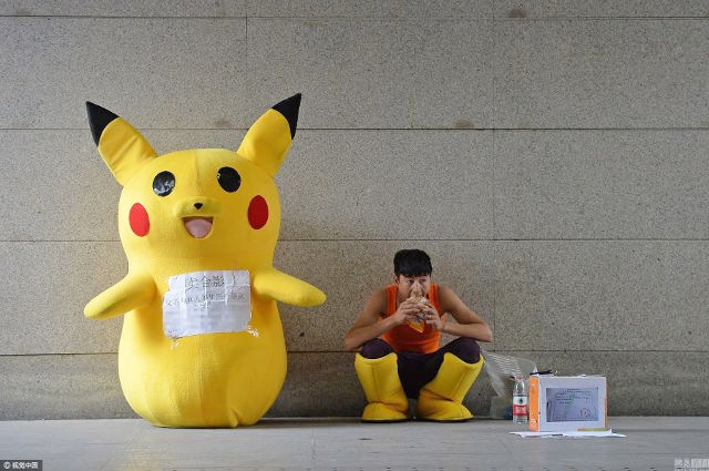 Liu hanya akan makan satu lembar roti dan sebotol air mineral saat menjadi badut pikachu | Photo: Copyright shanghaiist.com