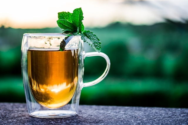 Menyeruput segelas teh./Copyright pixabay.com