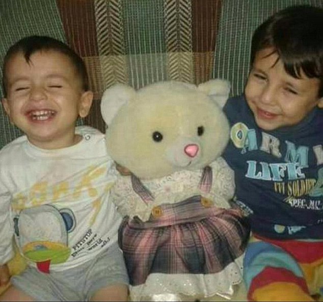 Aylan bersama saudaranya saat masih hidup | Photo: Copyright asintown.net