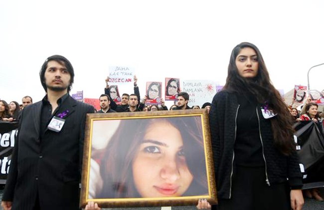 Raut sedih tampak di wajah para pengantar jenazah, saat pemakaman Ozgecan Aslan | foto: copyright independent.co.uk