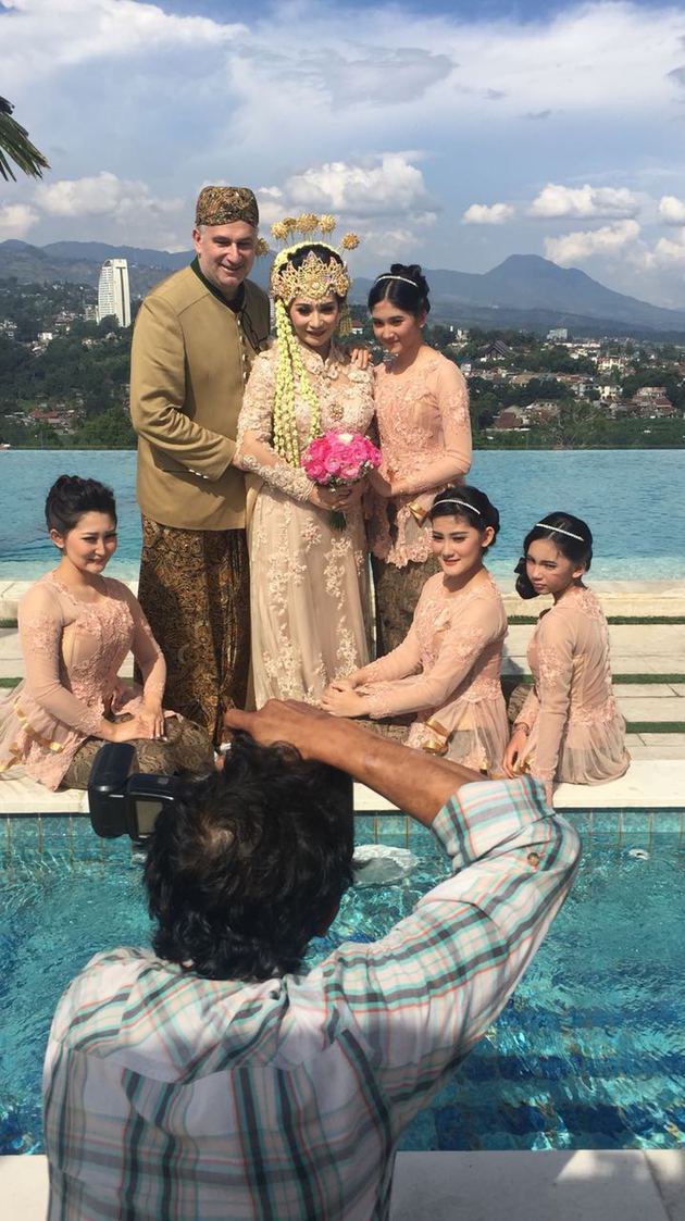 Pernikahan digelar di Bandung pada hari Minggu (1/5). Lebih bahagia lagi, karena pernikahan ini tepat di hari ulang tahun Baby Margaretha./copyright Kapanlagi.com/Mathias Purwanto