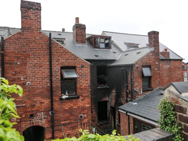 Rumah dimana terjadi kebakaran April tahun lalu dan menewaskan 5 anggota keluarga di dalamnya | Photo: Copyright metro.co.uk