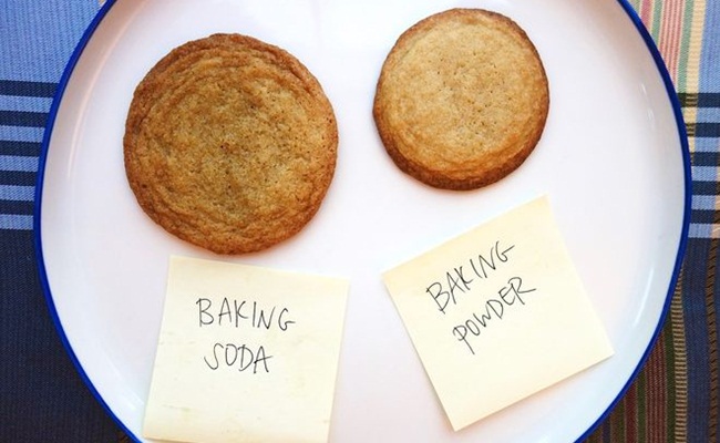 Perbedaan penggunaan pada biskuit, warna lebih gelap dan lebih lebar pada baking soda/copyright Food52.com 