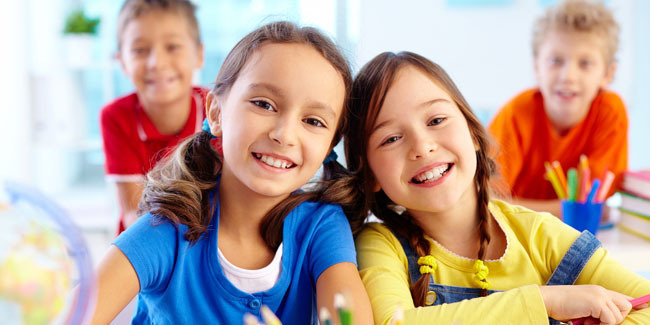 Mengajarkan anak cara berteman dengan anak-anak lain/copyright Shutterstock.com