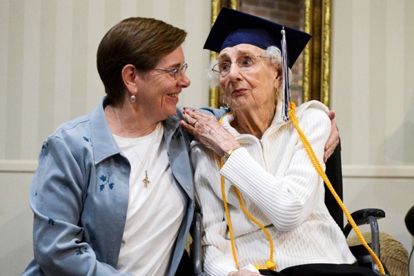 Nenek Bekema dengan Sister Maureen Geary, orang yang menjadikan hal ini nyata/ copyright by mlive.com