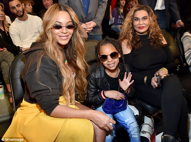 Beyonce bersama Blue Ivy dan ibunya. (credit: dailymail.co.uk)