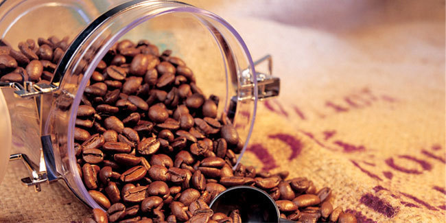 Menghilangkan bau di kulkas dengan bubuk kopi / Copyright Shutterstock
