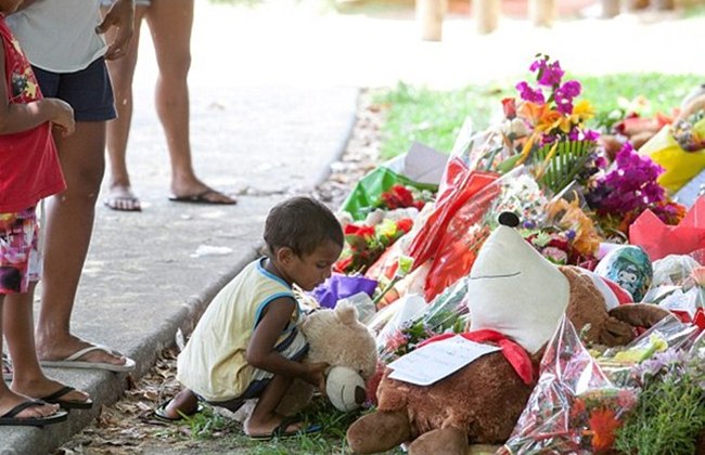 Seorang anak menaruh boneka pada lokasi kejadian | foto: copyright dailymail.co.uk