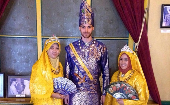 Bule asal Belanda menikahi gadis asal Medan | Photo: Copyright instagram.com/starringyouworldwide