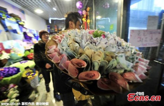 Pria yang memesan bucket bunga dari uang kertas | Photo: Copyright iiss.com