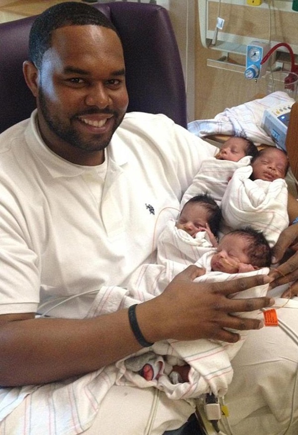 Carlos tampak bahagia bersama kekempat bayi kembaranya | Photo: Copyright metro.co.uk
