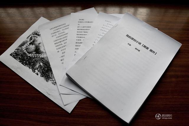 Beberapa naskah cerita fiksi karya Hu | Photo: Copyright shanghaiist.com
