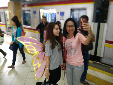 Salah satu pengunjung mengajak selfie bidadari bersayap.