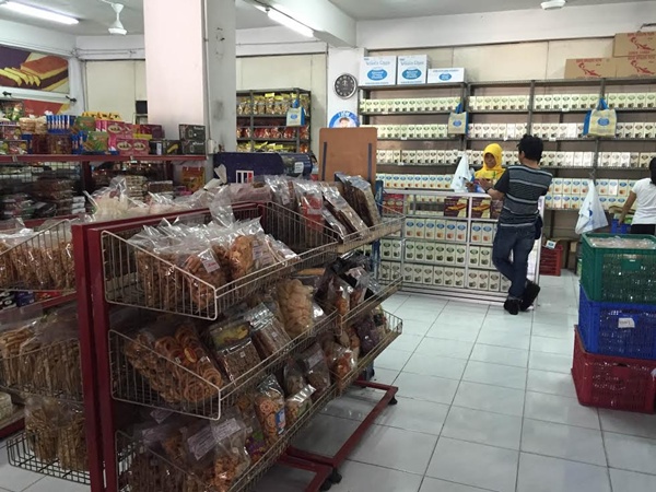Di Wisata Rasa, kamu bisa membeli berbagai camilan khs Surabaya | Photo: Copyright Doc Vemale.com