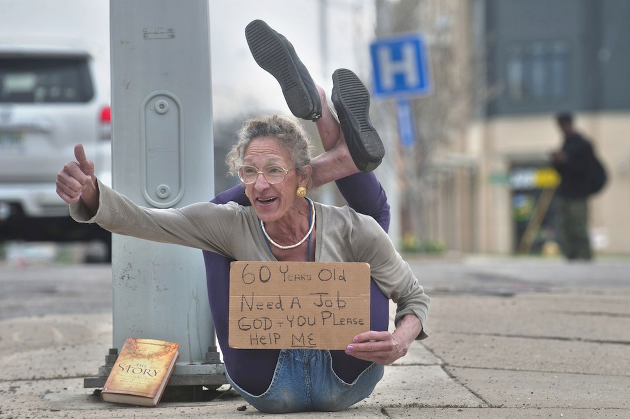 Christa kini berakhir menjadi pengemis di jalanan | Photo copyright Metro.co.uk