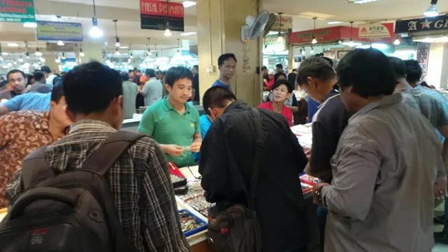Suasana pasar Rawa Bening Jatinegara yang menjual beragam batu-batuan mulia maupun sintetis | Photo: Copyright Doc vemale.com