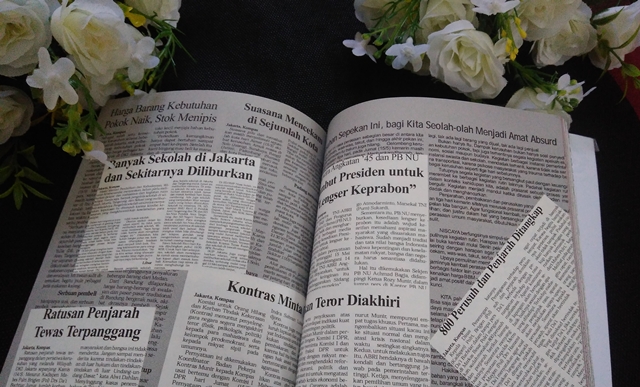 Ada potongan-potongan artikel koran di dalamnya./Copyright Vemale.com/Endah