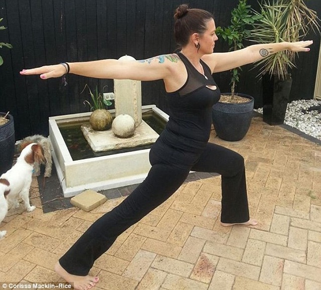 Corissa rajin olahraga dan yoga agar kanker di tubuhnya bisa sembuh | Photo: Copyright dailymail.co.uk