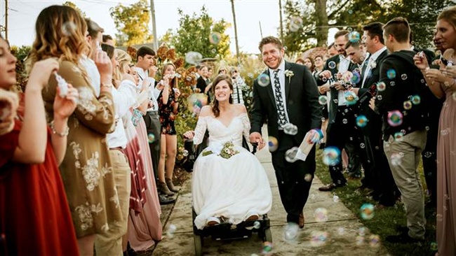 Pernikahan Anna dan James berlangsung meriah serta bahagia | Photo: Copyright today.com