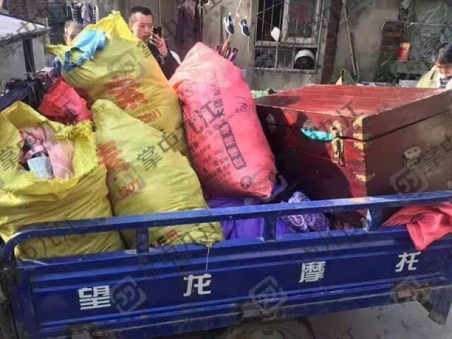 Pakaian dalam curian Xing diangkut oleh polisi sebagai barang bukti | Photo: Copyright shanghaiist.com