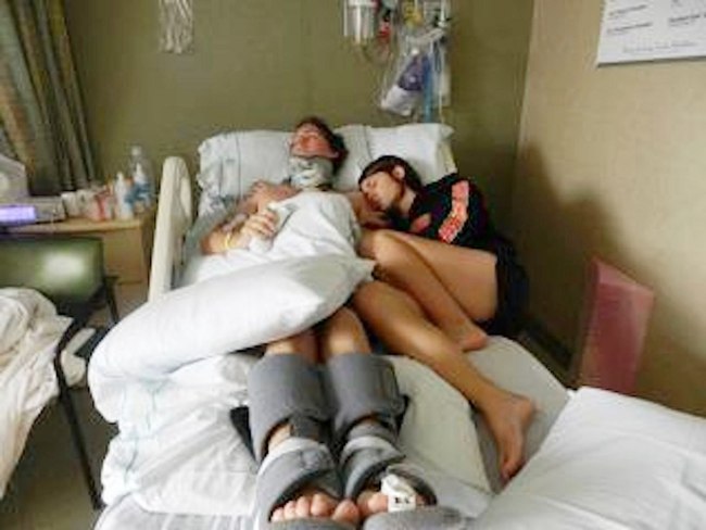 Danielle dengan setia menunggu di samping Matt yang saat itu masih koma | foto: copyright mirror.co.uk