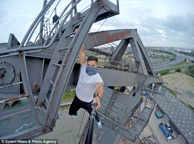 Foto Selfie Keren Pria Nekat Bergelantungan Pakai Satu Tangan Ketinggian