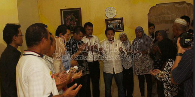 Dhani ikut berdoa dengan keluarga korban | (c) KapanLagi.com