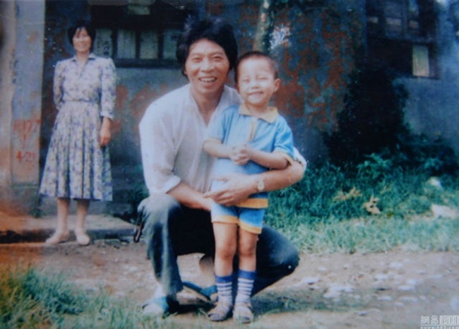 Sun dan ayahnya dalam sebuah foto sebelum penculikan terjadi | Photo Copyright shanghaiist.com