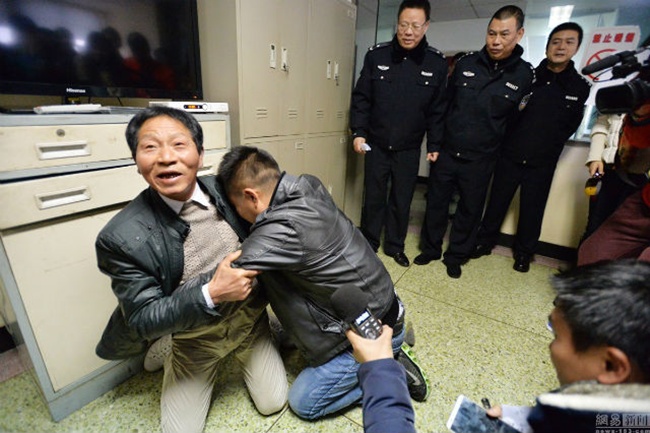 Sun memeluk ayah dan menangis saat dopertemukan dengan ayahnya kembali | Photo: Copyright shanghaiist.com